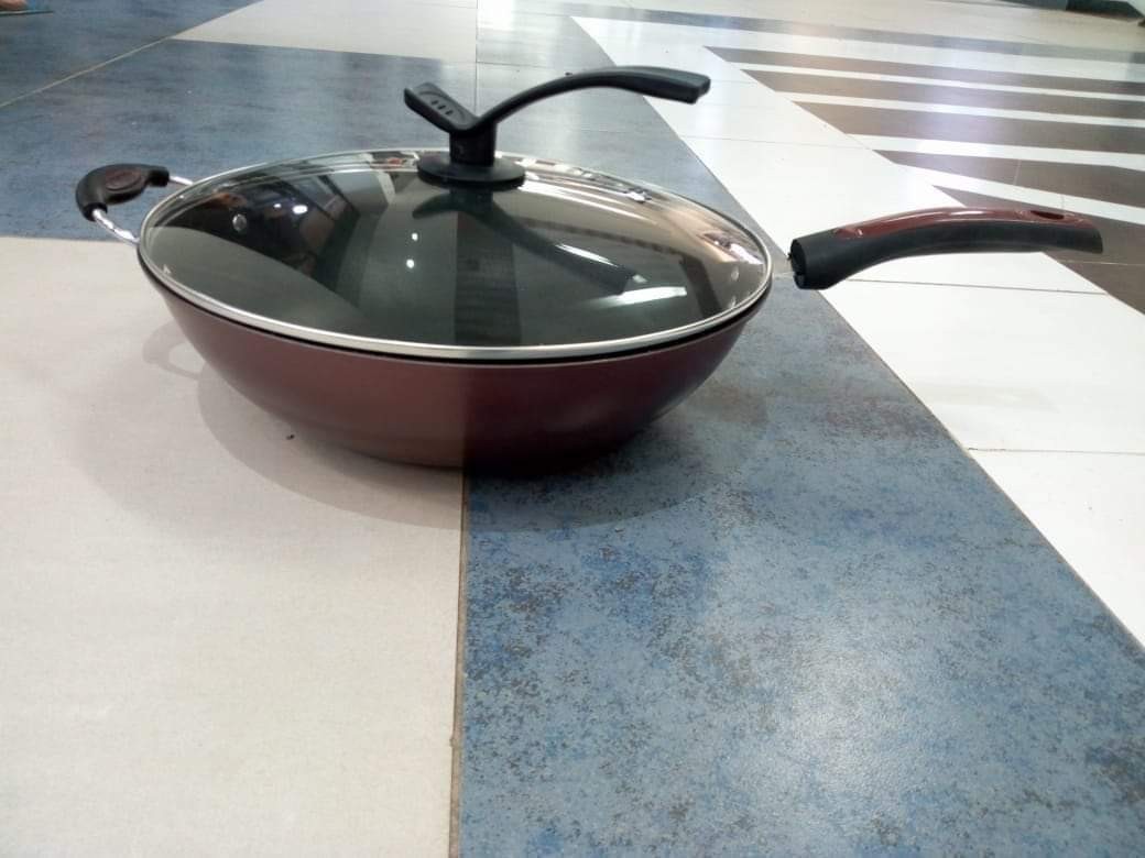 Nonstick wok pan with lid